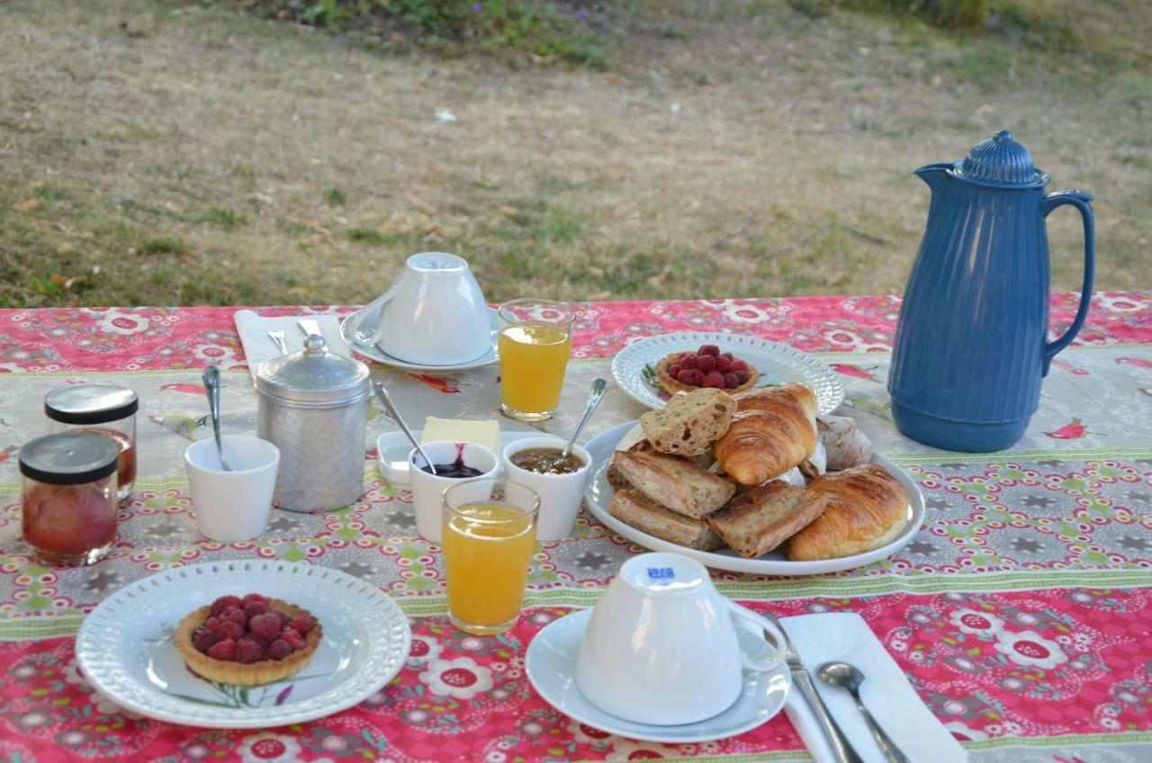 Le Vieux Velo Bed & Breakfast Chaptuzat Bagian luar foto
